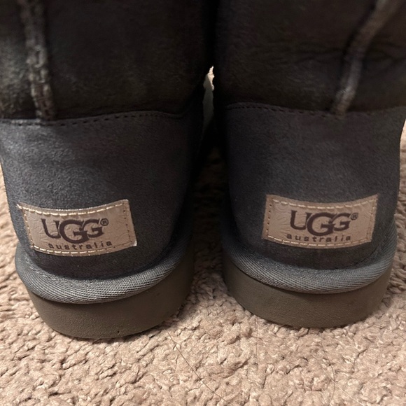 Girls UGG Bailey Button Triplet II Boot - Picture 4 of 6